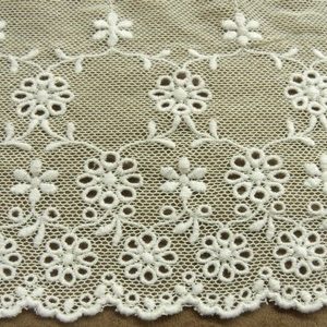 DENTELLE sur maille crême - 13 cm- brodée blanc