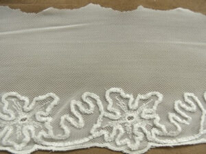 DENTELLE BLANCHE-sur maille 15 cm /5 cm-