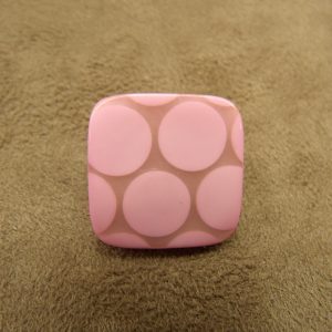 BOUTON CARRE ACRYLIQUE- ROSE