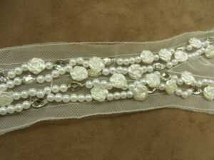col perlé et strass blanche