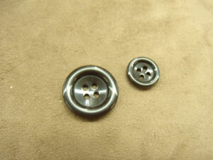 bouton acrylique gris à 4 trous
