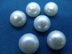 bouton demi sphere bleu nacré