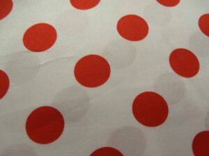 tissu satin blanc à pois rouge