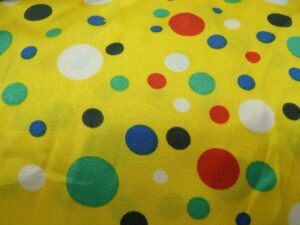 tissu satin jaune à pois multicolore
