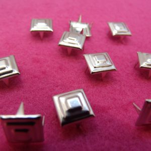 CLOUS 4 GRIFFES FORME ETOILE 10 MM