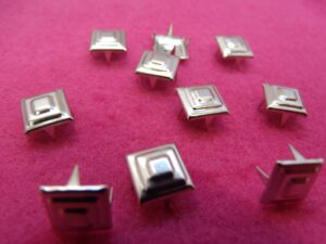 CLOUS 4 GRIFFES FORME ETOILE 10 MM