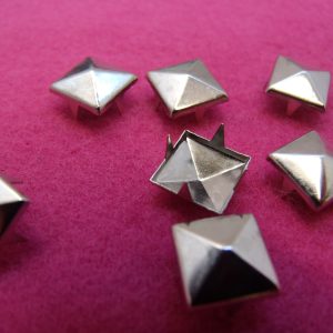 CLOUS A GRIFFES CARRES 10 MM DE COTE