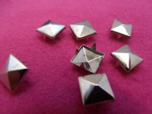 CLOUS A GRIFFES CARRES 10 MM DE COTE