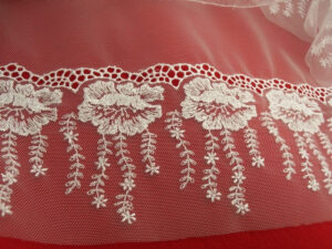 dentelle ecru brodée sur tulle