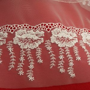 dentelle ecru brodée sur tulle