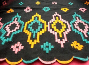 BRODERIE coton etnic multicolore sur fond noir