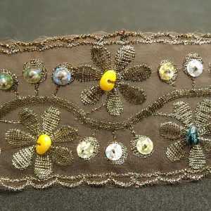 ruban brodé sur organza perlé et pailleté
