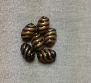 Perle acrylique ovale spirale ( doré/ noir)