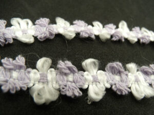 ruban fantaisie motif fleur parme et blanc