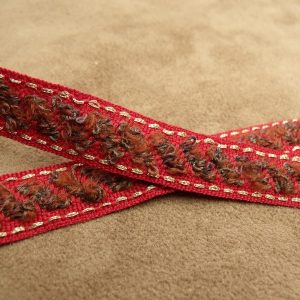 ruban fantaisie rouge bordeaux sur couture or