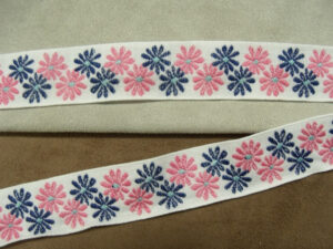 ruban fantaisie motif fleurs rose et bleu sur fond blanc 2.5 cm