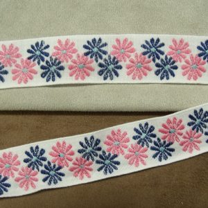 ruban fantaisie motif fleurs rose et bleu sur fond blanc 2.5 cm