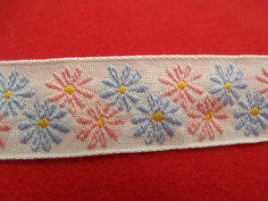 ruban fantaisie motif fleurs rose et bleu ciel sur fond blanc 2.5 cm