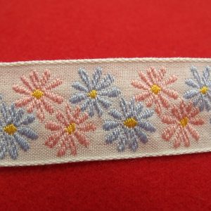 ruban fantaisie motif fleurs rose et bleu ciel sur fond blanc 2.5 cm