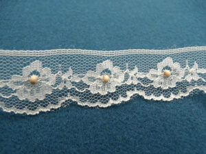 dentelle blanche avec perle en bois centrale