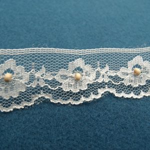 dentelle blanche avec perle en bois centrale