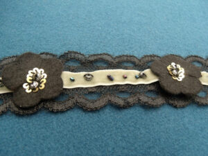 ruban fantaisie rond noir garni gris avec strass