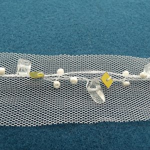 ruban blanc cassé avec perle et sequin sur maille