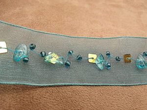 ruban bleu avec perle et sequin sur organza