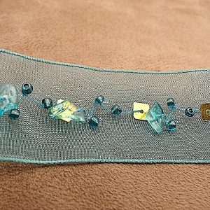 ruban bleu avec perle et sequin sur organza