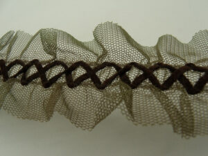 ruban fantaisie vert avec lacet marron