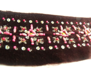 ruban velours brodé de perles fuschia