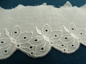 broderie anglaise blanche motif papillon 5 cm