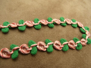 ruban fantaisie à fleurs vert & fuschia