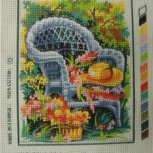 canevas motif ROMANCE CHAISE CHAPEAU ET FLEURS 20x25 cm