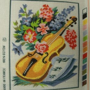canevas motif ROMANCE GUITARE ET FLEURS 20x25 cm