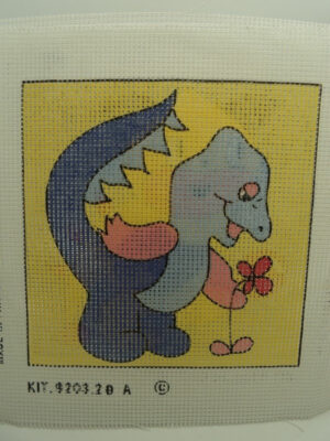 CANEVAS MOTIF DINOSAURE CUEILLIR DES FLEURS 20x20 cm