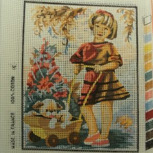 canevas motif ROMANCE FILLETTE AVEC SON CHARIOT 20x25 cm