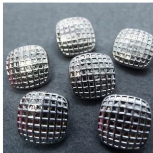 Lot de 6 boutons acryliques argentés bombés relief quadrillé – 18 mm