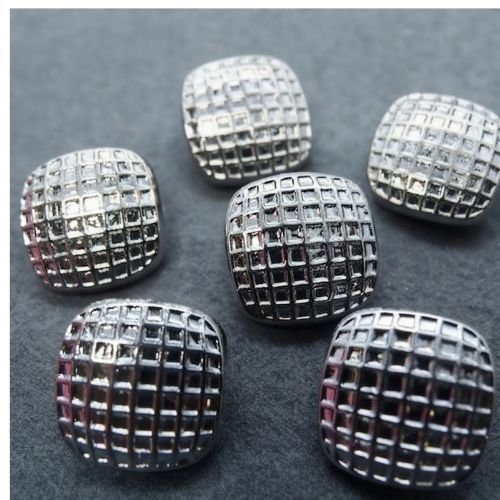 Lot de 6 boutons acryliques argentés bombés relief quadrillé – 18 mm