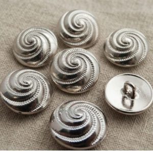 Lot de 6 boutons acryliques argentés motif spirale en relief – 25 mm