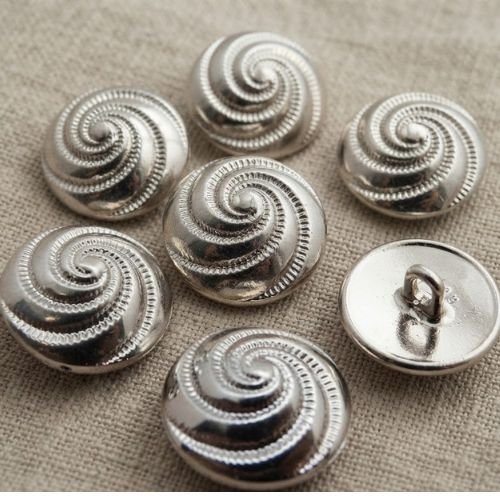 Lot de 6 boutons acryliques argentés motif spirale en relief – 25 mm