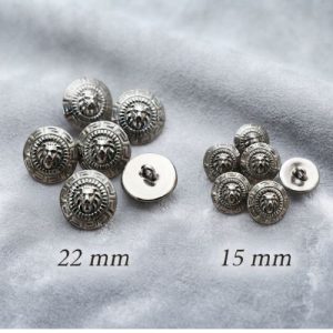 Lot de 6 boutons acryliques argenté vieilli tête de lion et grecque – 15 mm et 22 mm