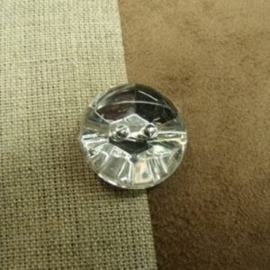 BOUTON STRASS acrylique 18 mm,très lumineux et résistant