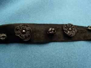 ruban velours noir motif fleur relief