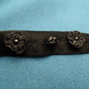 ruban velours noir motif fleur relief