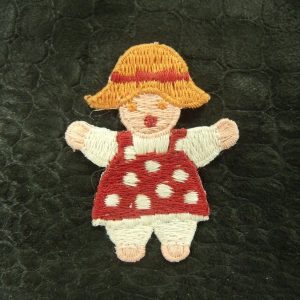 écusson à coudre- motif: FILLETTE robe rouge avec chapeau orange