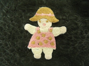 écusson à coudre- motif: FILLETTE - robe rose avec chapeau beige