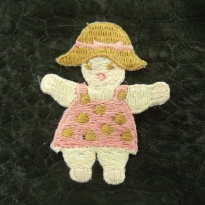 écusson à coudre- motif: FILLETTE - robe rose avec chapeau beige