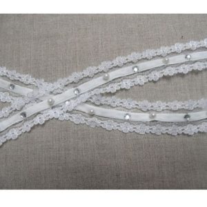 Dentelle de calais blanche perlé sur base velours au centre 3 cm