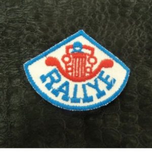 écusson thermocollant motif: RALLYE rouge bleu et blanc largeur 6cm sur hauteur 4,5cm